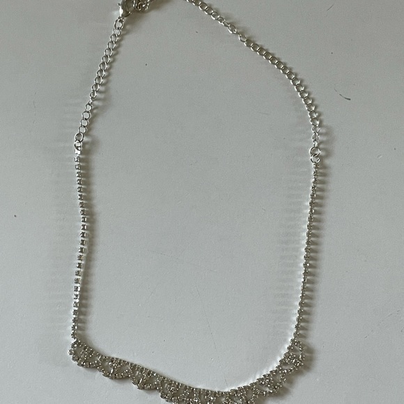 Small silver rhinestone costume necklace - Picture 4 of 5